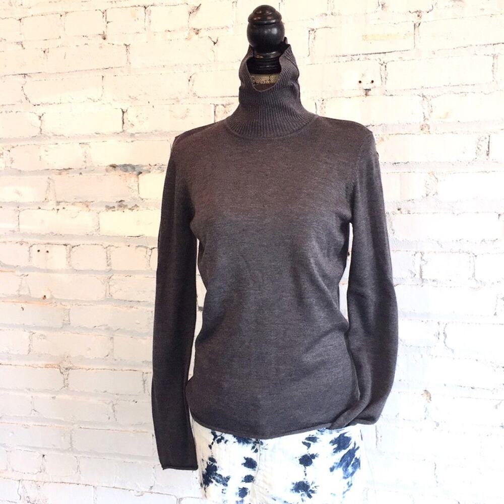 Harvé Bernard turtle neck sweater. M EUC looks new